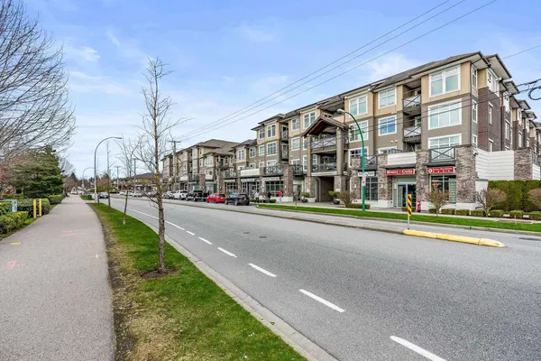 Oturma odası; ahşap zemin, doğal ışık, modern stil, yüksek tavan