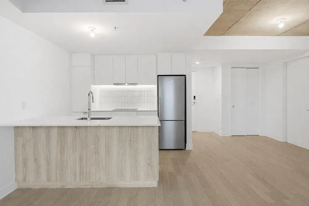 Oturma odası; ahşap zemin, doğal ışık, modern stil, yüksek tavan