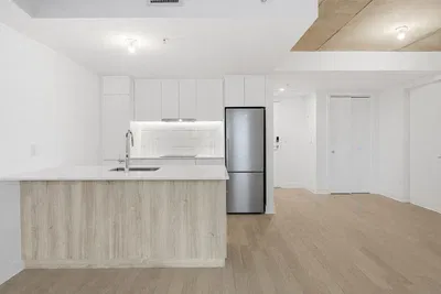 Oturma odası; ahşap zemin, doğal ışık, modern stil, yüksek tavan