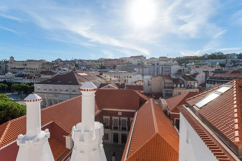 Obývací pokoj; dřevěná podlaha, přirozené světlo, moderní styl, vysoké stropy