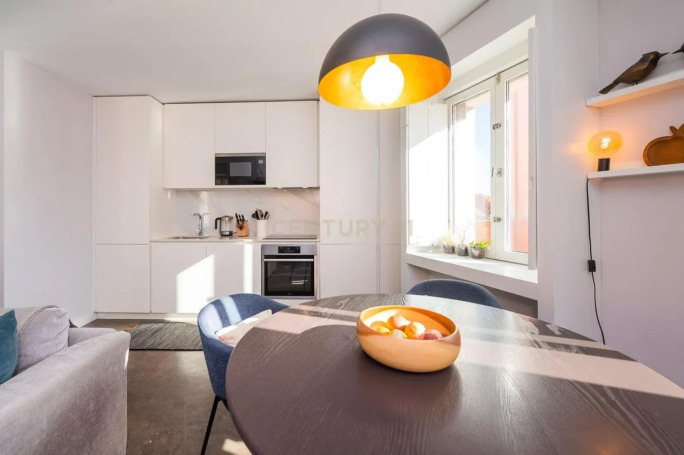 Salon; parquet, lumière naturelle, style moderne, hauteur sous plafond