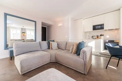 Salon; parquet, lumière naturelle, style moderne, hauteur sous plafond