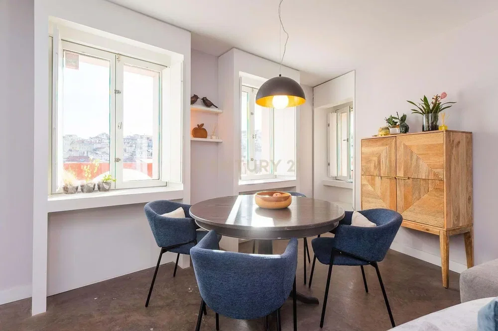 Salon; parquet, lumière naturelle, style moderne, hauteur sous plafond