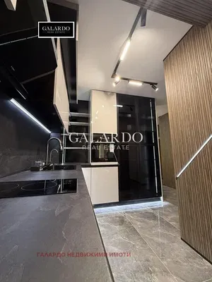 Woonkamer; houten vloer, natuurlijk licht, moderne stijl, hoge plafonds