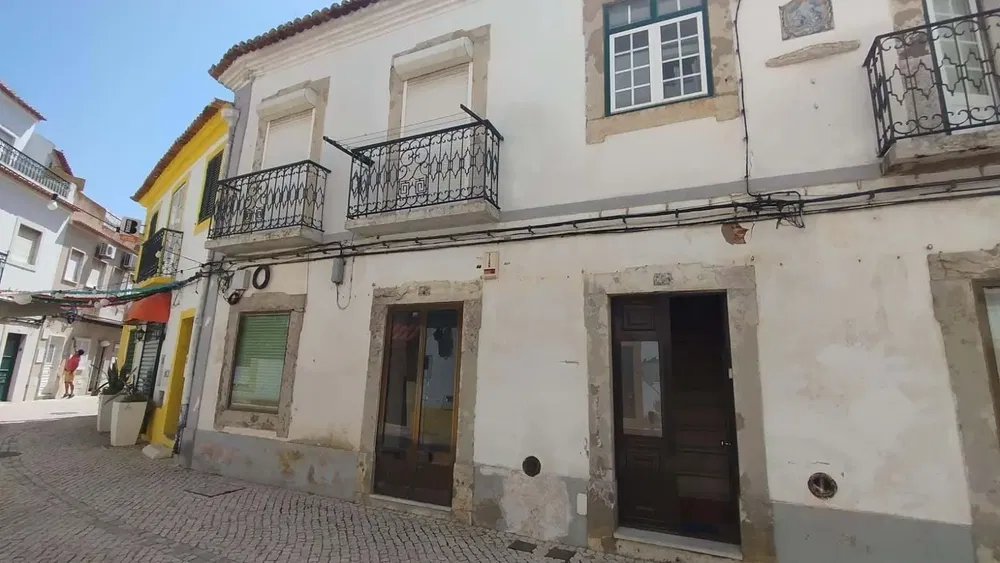 Soggiorno; pavimento in legno, luce naturale, stile moderno, soffitti alti