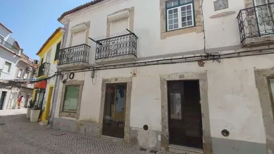 Soggiorno; pavimento in legno, luce naturale, stile moderno, soffitti alti