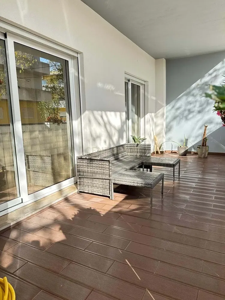 Woonkamer; houten vloer, natuurlijk licht, moderne stijl, hoge plafonds