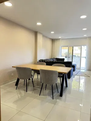 Oturma odası; ahşap zemin, doğal ışık, modern stil, yüksek tavan