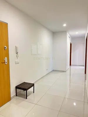 Σαλόνι; ξύλινο πάτωμα, φυσικό φως, μοντέρνο στυλ, ψηλά ταβάνια