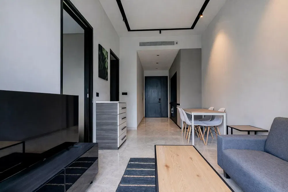 Σαλόνι; ξύλινο πάτωμα, φυσικό φως, μοντέρνο στυλ, ψηλά ταβάνια