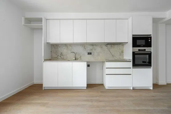 Keuken; keukenapparatuur, houten vloer, natuurlijk licht, moderne stijl