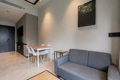 Σαλόνι; ξύλινο πάτωμα, φυσικό φως, μοντέρνο στυλ, ψηλά ταβάνια