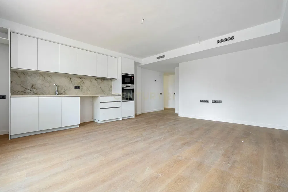 Wohnzimmer; holzboden, tageslicht, moderner stil, hohe decken