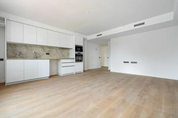 Woonkamer; houten vloer, natuurlijk licht, moderne stijl, hoge plafonds