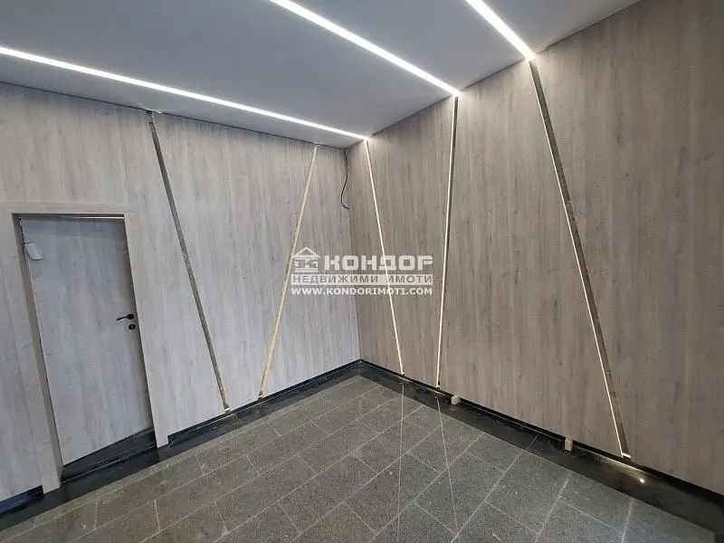 Salon; parquet, lumière naturelle, style moderne, hauteur sous plafond