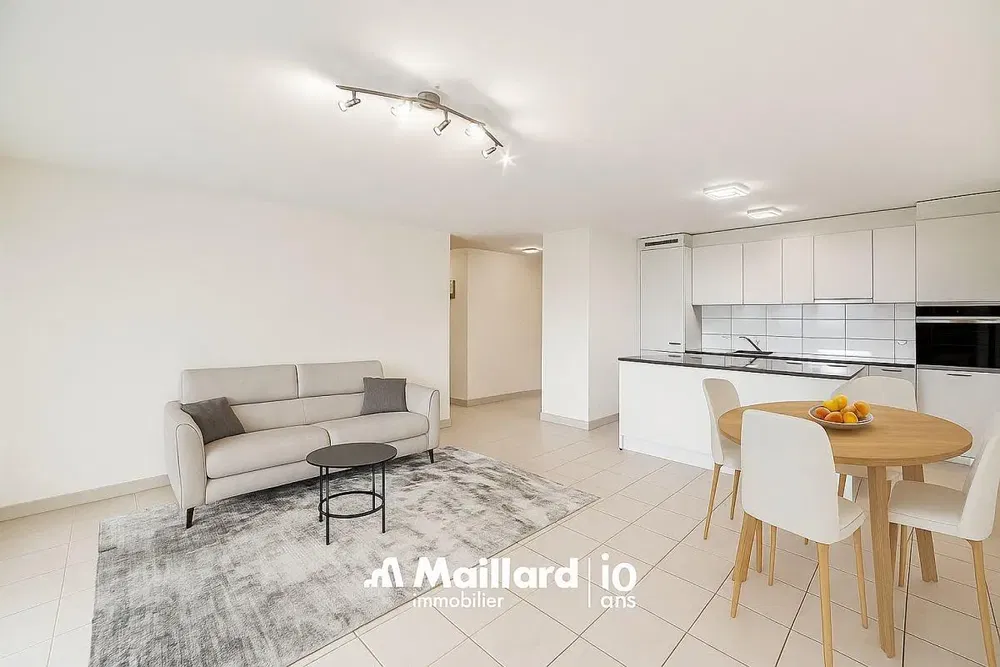 Salon; parquet, lumière naturelle, style moderne, hauteur sous plafond