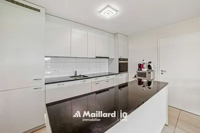 Salon; parquet, lumière naturelle, style moderne, hauteur sous plafond