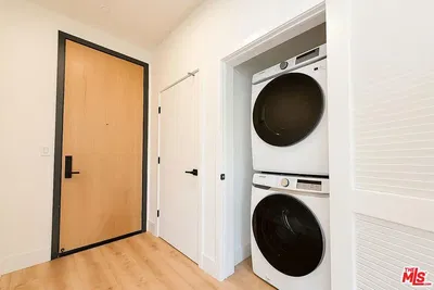 Obývací pokoj; dřevěná podlaha, přirozené světlo, moderní styl, vysoké stropy