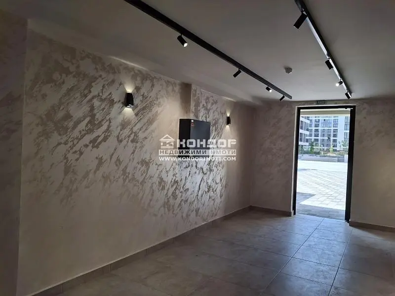 Living room; wood floor, natural light, modern style, high ceiling