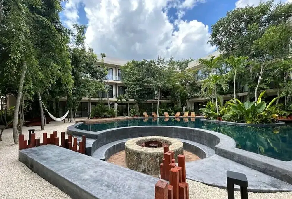 Woonkamer; houten vloer, natuurlijk licht, moderne stijl, hoge plafonds