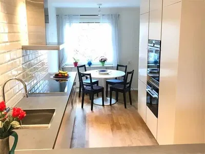 Woonkamer; houten vloer, natuurlijk licht, moderne stijl, hoge plafonds