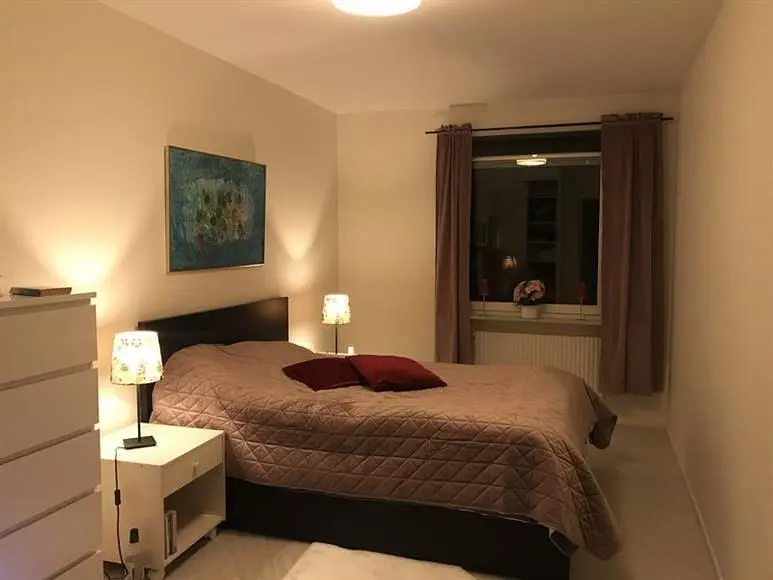 Woonkamer; houten vloer, natuurlijk licht, moderne stijl, hoge plafonds