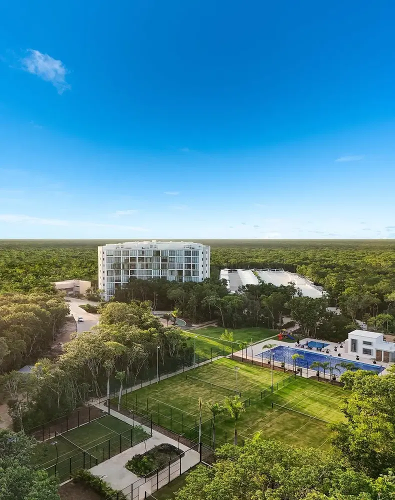 Woonkamer; houten vloer, natuurlijk licht, moderne stijl, hoge plafonds