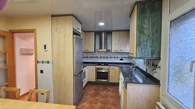 Wohnzimmer; holzboden, tageslicht, moderner stil, hohe decken