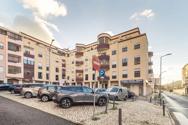 غرفة معيشة; أرضية خشبية, ضوء طبيعي, أسلوب عصري, أسقف عالية