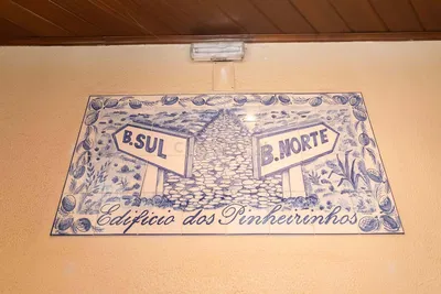 Oturma odası; ahşap zemin, doğal ışık, modern stil, yüksek tavan