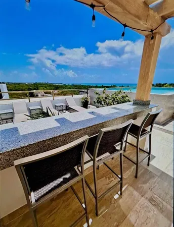 Woonkamer; houten vloer, natuurlijk licht, moderne stijl, hoge plafonds