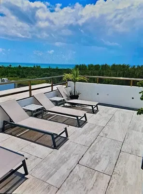 Woonkamer; houten vloer, natuurlijk licht, moderne stijl, hoge plafonds