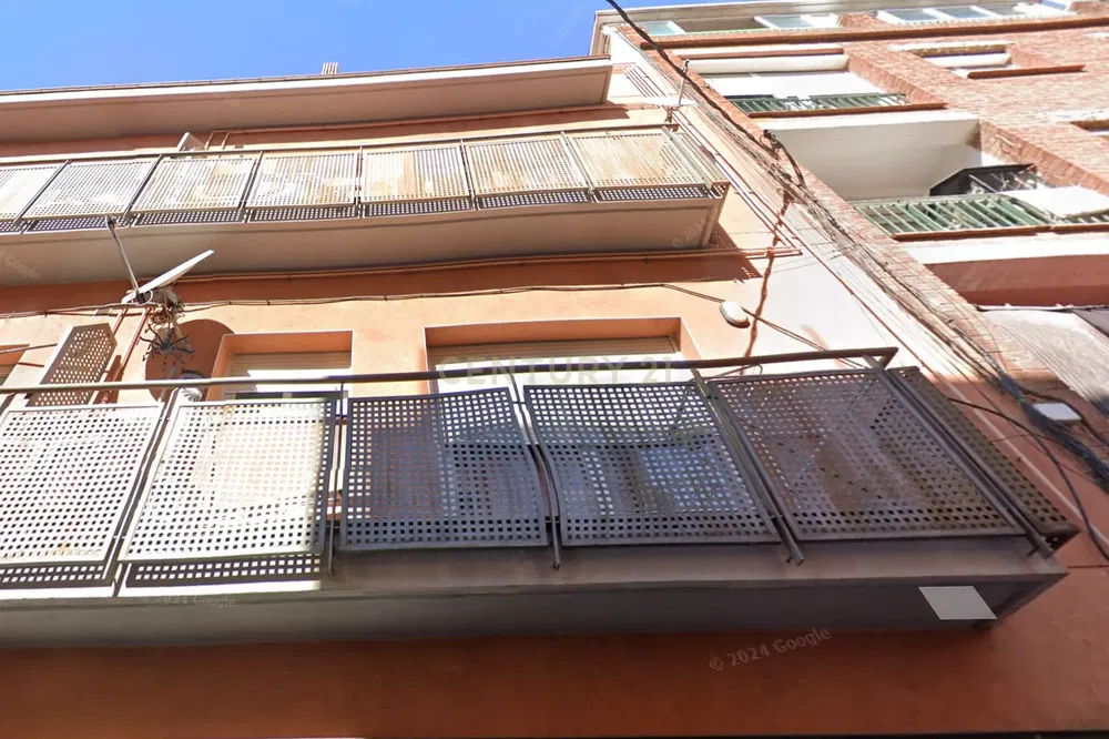 Wohnzimmer; holzboden, tageslicht, moderner stil, hohe decken