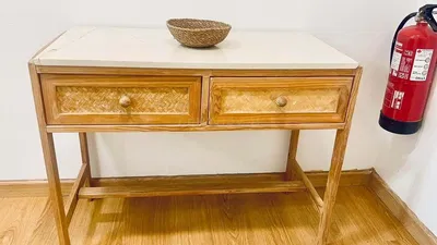 Woonkamer; houten vloer, natuurlijk licht, moderne stijl, hoge plafonds