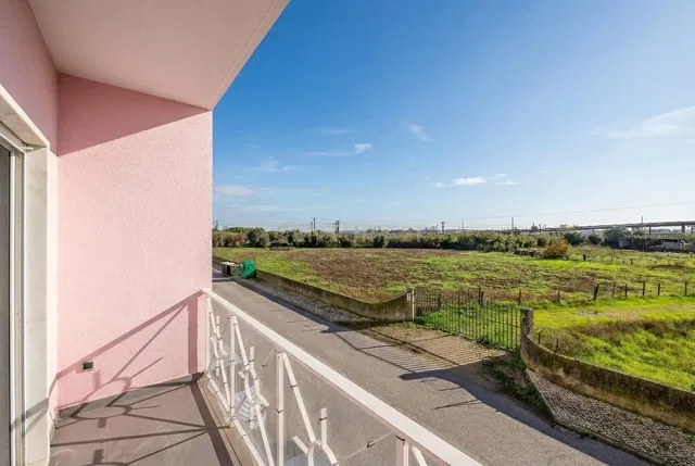 غرفة معيشة; أرضية خشبية, ضوء طبيعي, أسلوب عصري, أسقف عالية