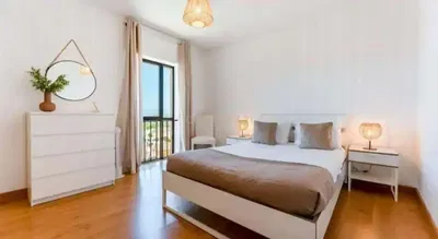 Woonkamer; houten vloer, natuurlijk licht, moderne stijl, hoge plafonds