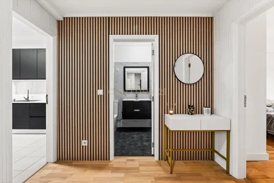 غرفة معيشة; أرضية خشبية, ضوء طبيعي, أسلوب عصري, أسقف عالية