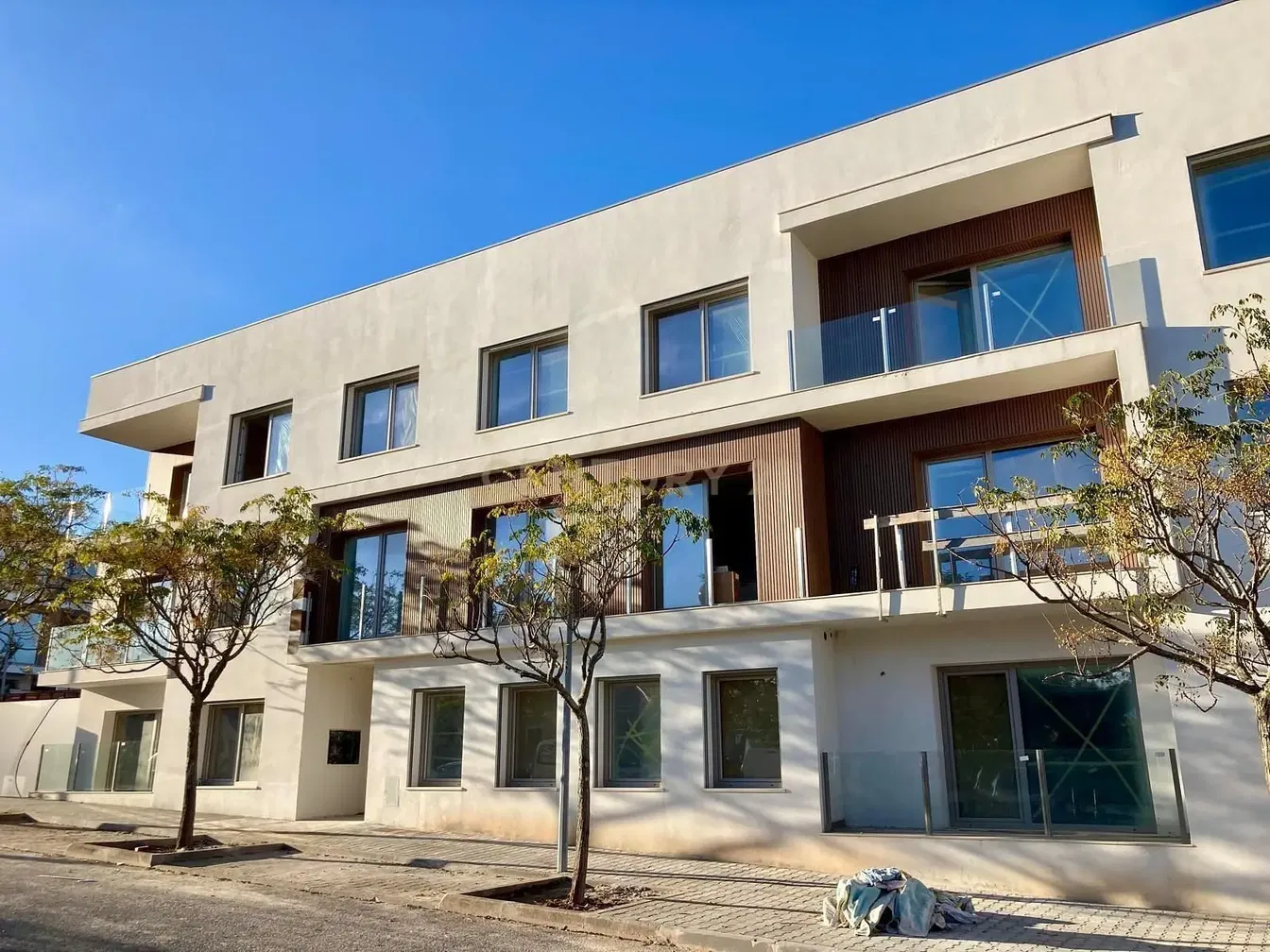 Dnevni boravak; drveni pod, prirodna svjetlost, moderan stil, visoki stropovi