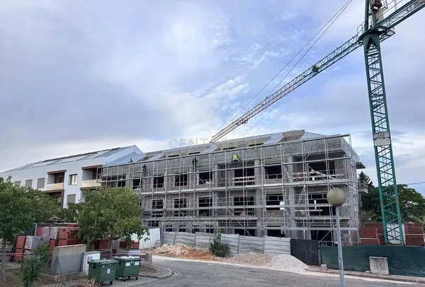 Wohnzimmer; holzboden, tageslicht, moderner stil, hohe decken