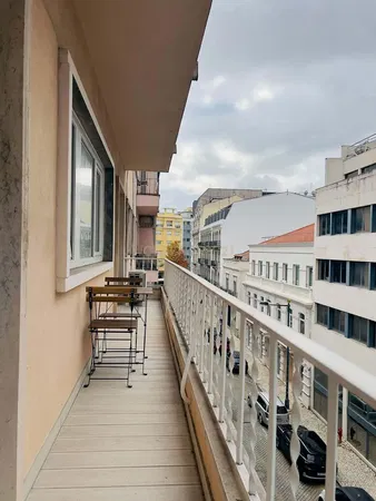 Σαλόνι; ξύλινο πάτωμα, φυσικό φως, μοντέρνο στυλ, ψηλά ταβάνια