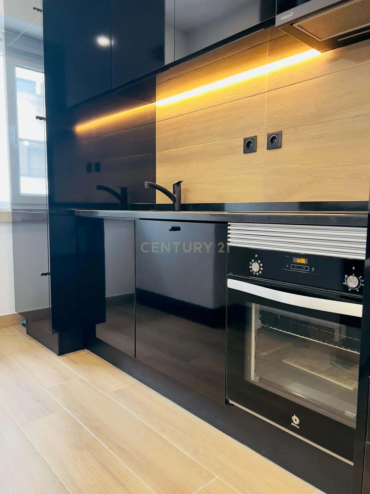 Кухня; кухненски уреди, дървен под, естествена светлина, модерен стил, ремонтиран