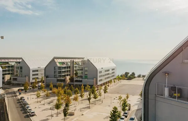 Soggiorno; pavimento in legno, luce naturale, stile moderno, soffitti alti