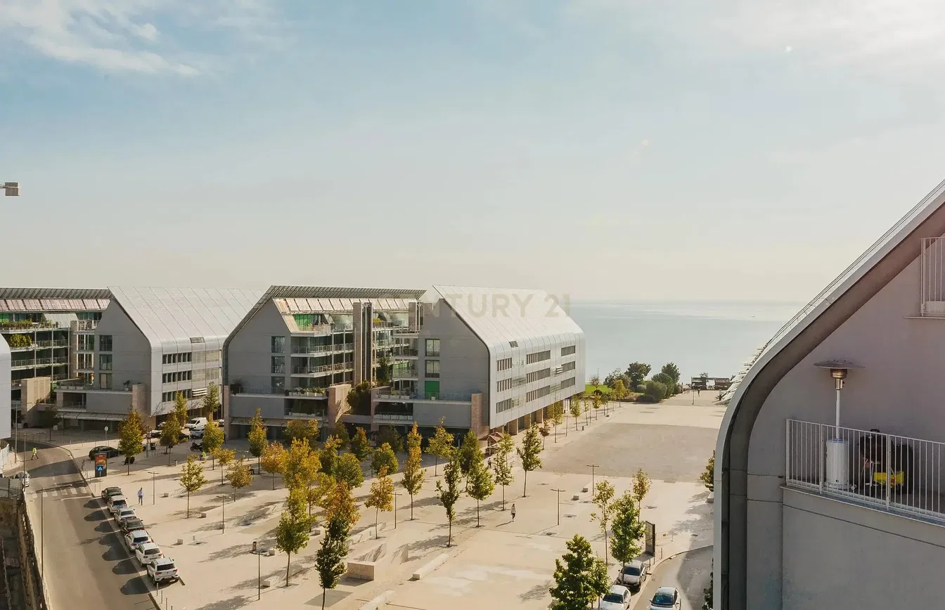 Дневна соба; дрвени под, природно светло, модерни стил, високи плафони