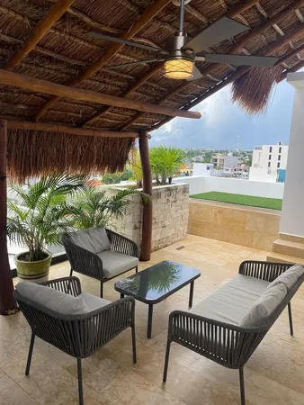 Keuken; keukenapparatuur, houten vloer, natuurlijk licht, moderne stijl, gerenoveerd