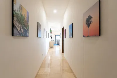 Дневна соба; дрвени под, природно светло, модерни стил, високи плафони