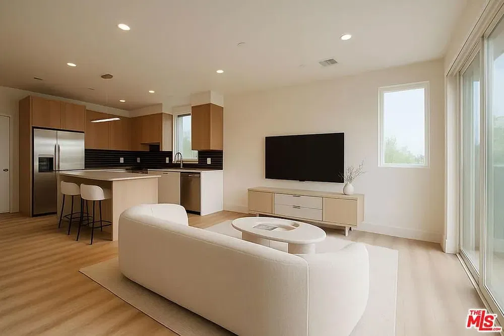 Σαλόνι; ξύλινο πάτωμα, φυσικό φως, μοντέρνο στυλ, ψηλά ταβάνια