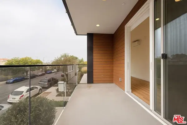 Obývací pokoj; dřevěná podlaha, přirozené světlo, moderní styl, vysoké stropy