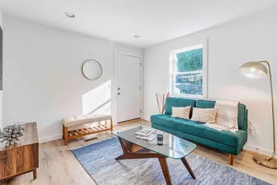 Дневна соба; дрвени под, природно светло, модерни стил, високи плафони