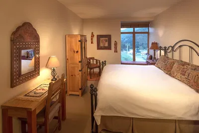 Κουζίνα; συσκευές κουζίνας, ξύλινο πάτωμα, φυσικό φως, μοντέρνο στυλ