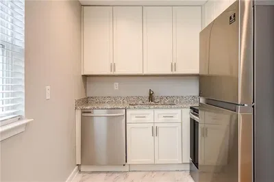 Дневна соба; дрвени под, природно светло, модерни стил, високи плафони